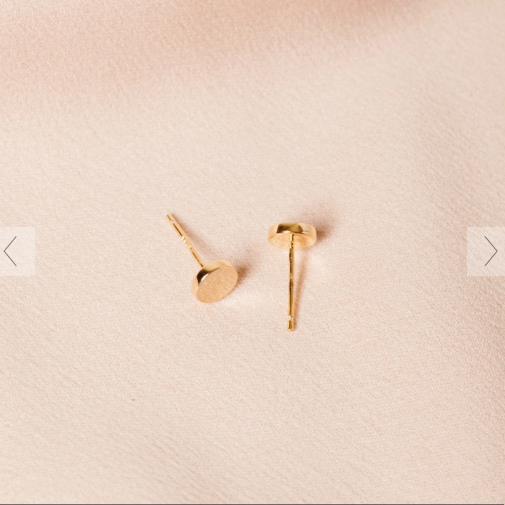 NWT Must Have Minimalist Gold Round Stud Earrings - Picture 2 of 3